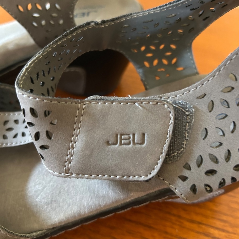 JBU Chloe Wedge Cushioned Sandals‎ Gray Vegan Leather Laser Cut Floral Size 8 - Picture 5 of 7